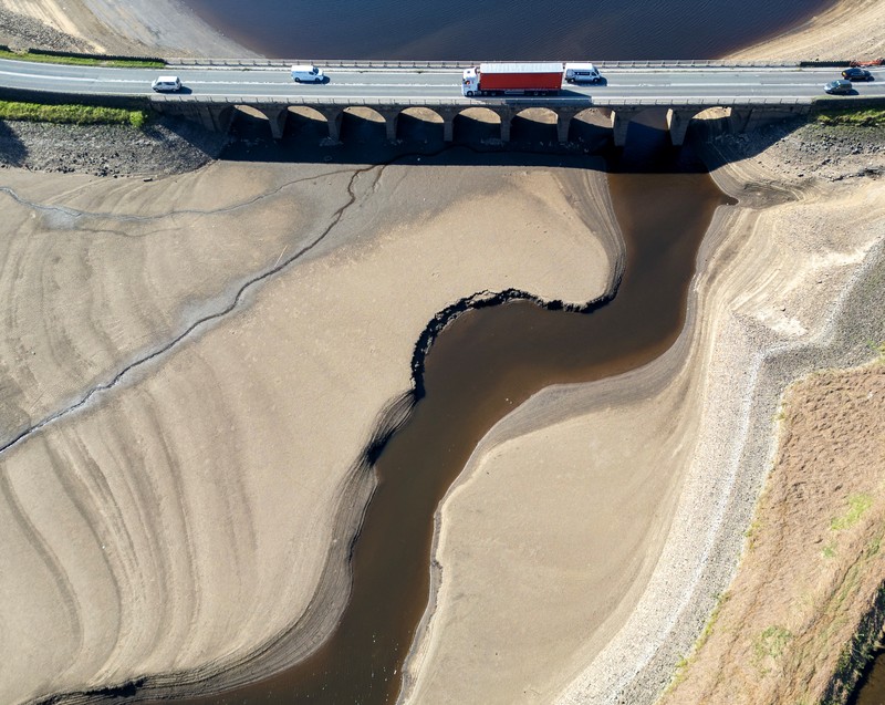 Pemandangan drone menunjukkan kendaraan menggunakan jembatan untuk melewati bagian Waduk Woodhead yang sebagian kering setelah periode panjang tanpa hujan, yang mengakibatkan turunnya permukaan air, dekat Tintwistle, Inggris, 13 Mei 2025. Pemandangan drone menunjukkan kendaraan menggunakan jembatan untuk melewati bagian Waduk Woodhead yang sebagian kering setelah periode panjang tanpa hujan, yang mengakibatkan turunnya permukaan air, dekat Tintwistle, Inggris, 13 Mei 2025. (REUTERS/Phil Noble)