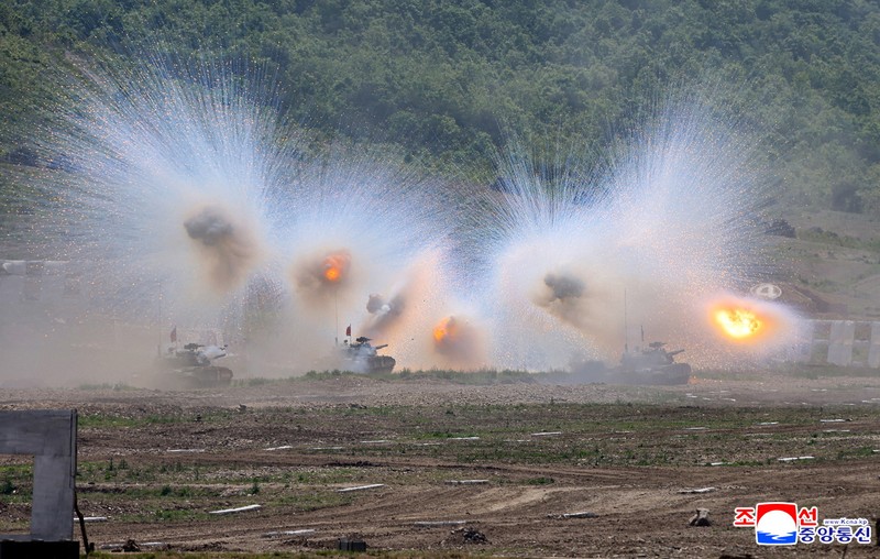 Pemandangan yang dilaporkan kantor berita pemerintah Korea Utara KCNA sebagai latihan penembakan oleh unit tank, di lokasi yang tidak diketahui di Korea Utara, 13 Mei 2025. Pemandangan yang dilaporkan kantor berita pemerintah Korea Utara KCNA sebagai latihan penembakan oleh unit tank, di lokasi yang tidak diketahui di Korea Utara, 13 Mei 2025. (KCNA via REUTERS)