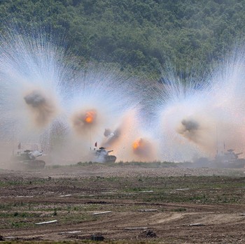 Potret Kim Jong Un Sidak Latihan Perang Korut, Ledakan di Mana-Mana
