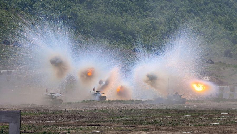 Pemandangan yang dilaporkan kantor berita pemerintah Korea Utara KCNA sebagai latihan penembakan oleh unit tank, di lokasi yang tidak diketahui di Korea Utara, 13 Mei 2025. (KCNA via REUTERS)