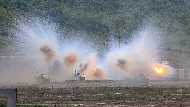 Potret Kim Jong Un Sidak Latihan Perang Korut, Ledakan di Mana-Mana