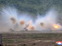 Potret Kim Jong Un Sidak Latihan Perang Korut, Ledakan di Mana-Mana