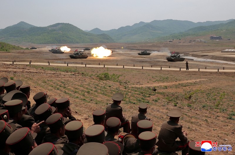 Pemandangan yang dilaporkan kantor berita pemerintah Korea Utara KCNA sebagai latihan penembakan oleh unit tank, di lokasi yang tidak diketahui di Korea Utara, 13 Mei 2025. (KCNA via REUTERS)