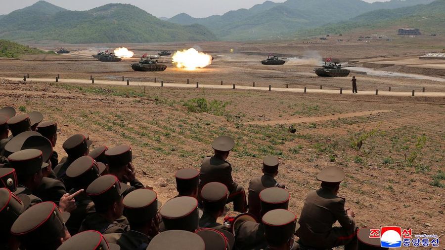 Pemandangan yang dilaporkan kantor berita pemerintah Korea Utara KCNA sebagai latihan penembakan oleh unit tank, di lokasi yang tidak diketahui di Korea Utara, 13 Mei 2025. (KCNA via REUTERS)