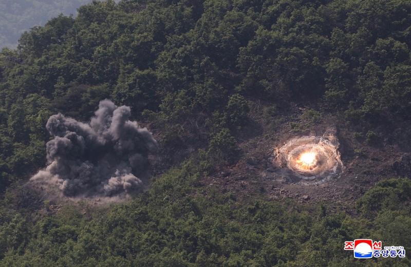 Pemandangan yang dilaporkan kantor berita pemerintah Korea Utara KCNA sebagai latihan penembakan oleh unit tank, di lokasi yang tidak diketahui di Korea Utara, 13 Mei 2025. (KCNA via REUTERS)