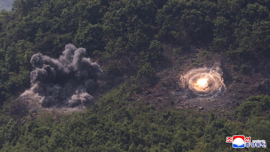 Pemandangan yang dilaporkan kantor berita pemerintah Korea Utara KCNA sebagai latihan penembakan oleh unit tank, di lokasi yang tidak diketahui di Korea Utara, 13 Mei 2025. (KCNA via REUTERS)