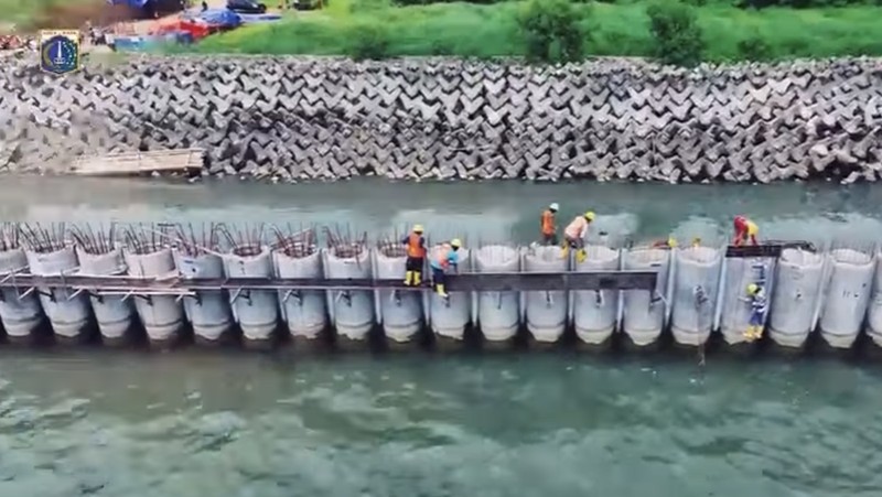 Proyek pembangunan tanggul laut atau National Capital Integrated Coastal Development (NCICD) Fase A di kawasan Ancol Barat, Jakarta Utara, Rabu (14/5/2025). (CNBC Indonesia/Faisal Rahman)