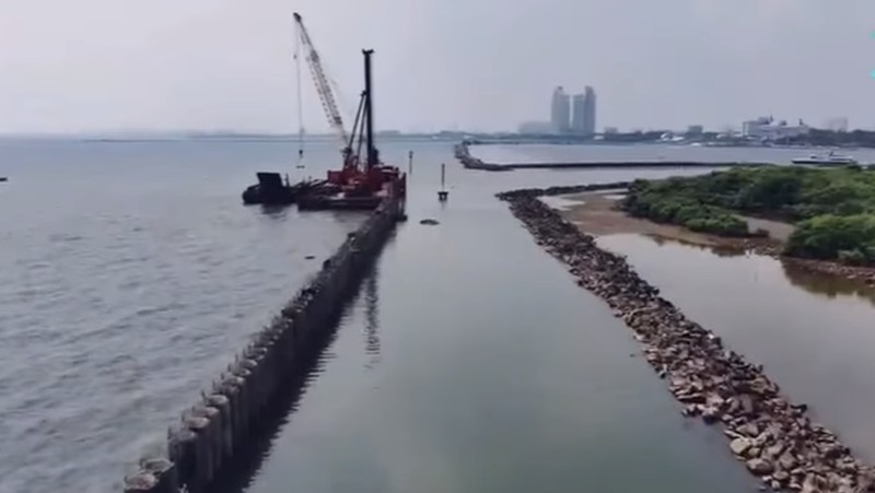 Proyek pembangunan tanggul laut atau National Capital Integrated Coastal Development (NCICD) Fase A di kawasan Ancol Barat, Jakarta Utara, Rabu (14/5/2025). (CNBC Indonesia/Faisal Rahman)