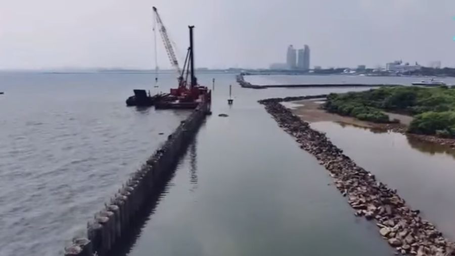 Proyek pembangunan tanggul laut atau National Capital Integrated Coastal Development (NCICD) Fase A di kawasan Ancol Barat, Jakarta Utara, Rabu (14/5/2025). (CNBC Indonesia/Faisal Rahman) Proyek pembangunan tanggul laut atau National Capital Integrated Coastal Development (NCICD) Fase A di kawasan Ancol Barat, Jakarta Utara, Rabu (14/5/2025). (CNBC Indonesia/Faisal Rahman)