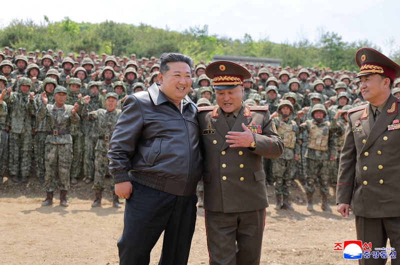 Pemandangan yang dilaporkan kantor berita pemerintah Korea Utara KCNA sebagai latihan penembakan oleh unit tank, di lokasi yang tidak diketahui di Korea Utara, 13 Mei 2025. (KCNA via REUTERS)