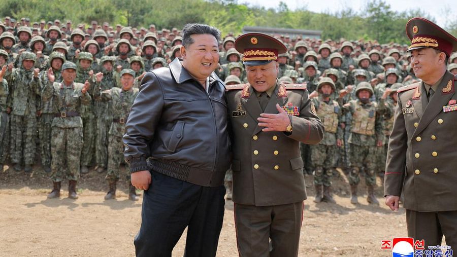 Pemandangan yang dilaporkan kantor berita pemerintah Korea Utara KCNA sebagai latihan penembakan oleh unit tank, di lokasi yang tidak diketahui di Korea Utara, 13 Mei 2025. (KCNA via REUTERS)