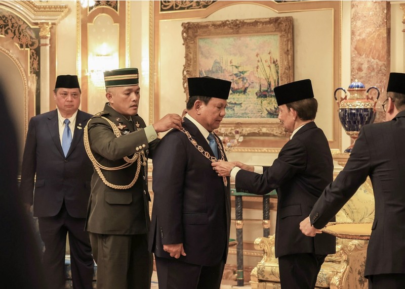Presiden Republik Indonesia, Prabowo Subianto menerima Bintang Kebesaran Negara Brunei Darussalam Darjah Kerabat Laila Utama Yang Amat Dihormati (D.K.) yang dianugerahkan langsung oleh Yang Mulia Sultan Haji Hassanal Bolkiah Mu’izzaddin Waddaulah. (Biro Setpres RI)