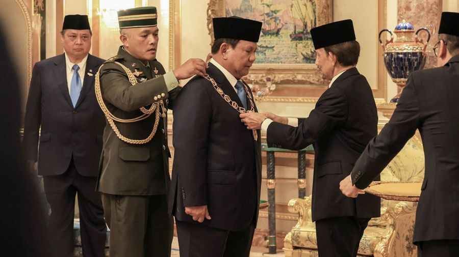 Presiden Republik Indonesia, Prabowo Subianto menerima Bintang Kebesaran Negara Brunei Darussalam Darjah Kerabat Laila Utama Yang Amat Dihormati (D.K.) yang dianugerahkan langsung oleh Yang Mulia Sultan Haji Hassanal Bolkiah Mu’izzaddin Waddaulah. (Biro Setpres RI)