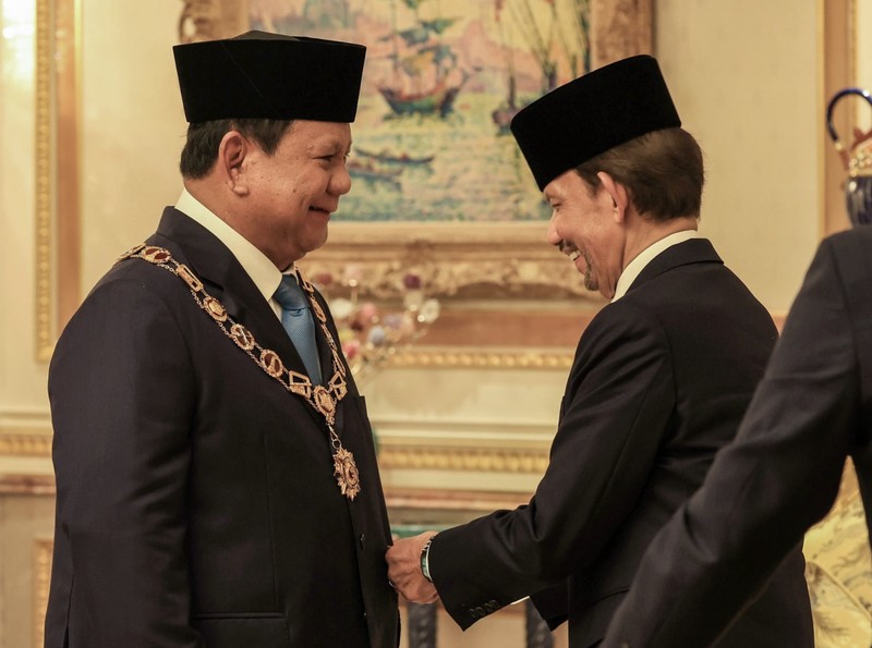Presiden Republik Indonesia, Prabowo Subianto menerima Bintang Kebesaran Negara Brunei Darussalam Darjah Kerabat Laila Utama Yang Amat Dihormati (D.K.) yang dianugerahkan langsung oleh Yang Mulia Sultan Haji Hassanal Bolkiah Mu’izzaddin Waddaulah. (Biro Setpres RI)