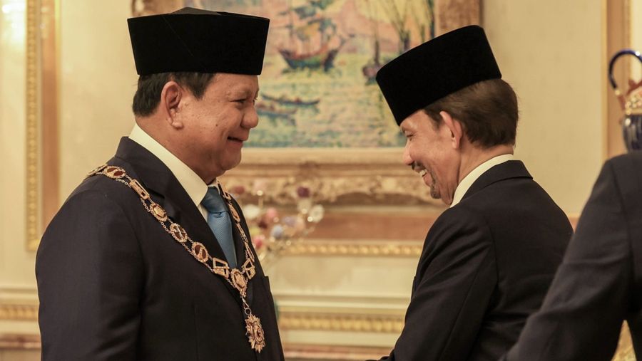 Presiden Republik Indonesia, Prabowo Subianto menerima Bintang Kebesaran Negara Brunei Darussalam Darjah Kerabat Laila Utama Yang Amat Dihormati (D.K.) yang dianugerahkan langsung oleh Yang Mulia Sultan Haji Hassanal Bolkiah Mu’izzaddin Waddaulah. (Biro Setpres RI) Presiden Republik Indonesia, Prabowo Subianto menerima Bintang Kebesaran Negara Brunei Darussalam Darjah Kerabat Laila Utama Yang Amat Dihormati (D.K.) yang dianugerahkan langsung oleh Yang Mulia Sultan Haji Hassanal Bolkiah Mu’izzaddin Waddaulah. (Biro Setpres RI)
