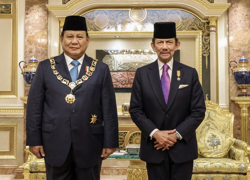 Presiden Republik Indonesia, Prabowo Subianto menerima Bintang Kebesaran Negara Brunei Darussalam Darjah Kerabat Laila Utama Yang Amat Dihormati (D.K.) yang dianugerahkan langsung oleh Yang Mulia Sultan Haji Hassanal Bolkiah Mu’izzaddin Waddaulah. (Biro Setpres RI)