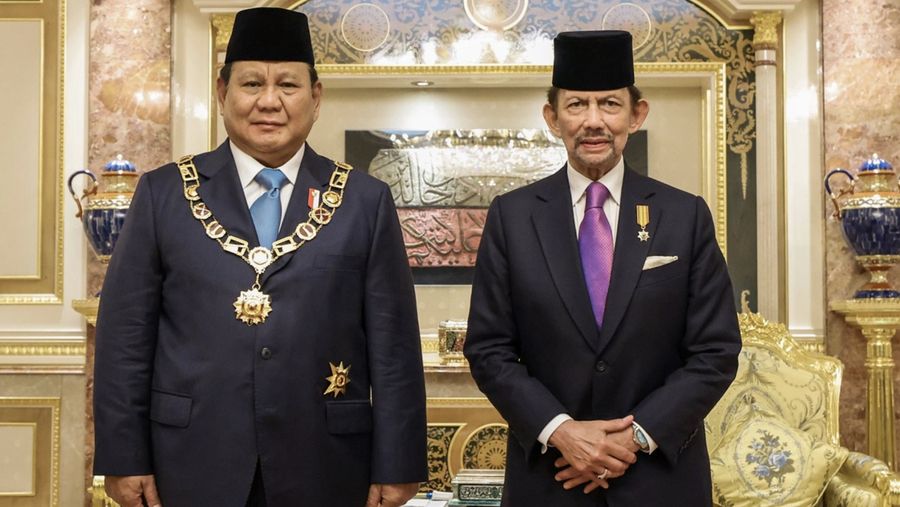 Presiden Republik Indonesia, Prabowo Subianto menerima Bintang Kebesaran Negara Brunei Darussalam Darjah Kerabat Laila Utama Yang Amat Dihormati (D.K.) yang dianugerahkan langsung oleh Yang Mulia Sultan Haji Hassanal Bolkiah Mu’izzaddin Waddaulah. (Biro Setpres RI)