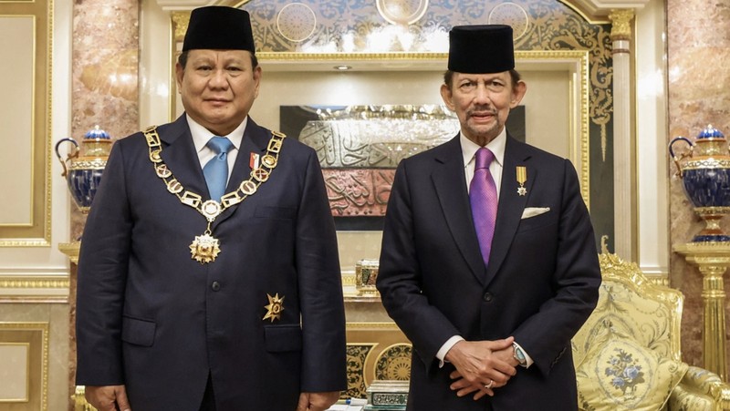 Presiden Republik Indonesia, Prabowo Subianto menerima Bintang Kebesaran Negara Brunei Darussalam Darjah Kerabat Laila Utama Yang Amat Dihormati (D.K.) yang dianugerahkan langsung oleh Yang Mulia Sultan Haji Hassanal Bolkiah Mu’izzaddin Waddaulah. (Biro Setpres RI)