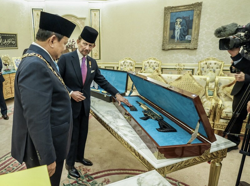 Presiden Republik Indonesia, Prabowo Subianto menerima Bintang Kebesaran Negara Brunei Darussalam Darjah Kerabat Laila Utama Yang Amat Dihormati (D.K.) yang dianugerahkan langsung oleh Yang Mulia Sultan Haji Hassanal Bolkiah Mu’izzaddin Waddaulah. (Biro Setpres RI)