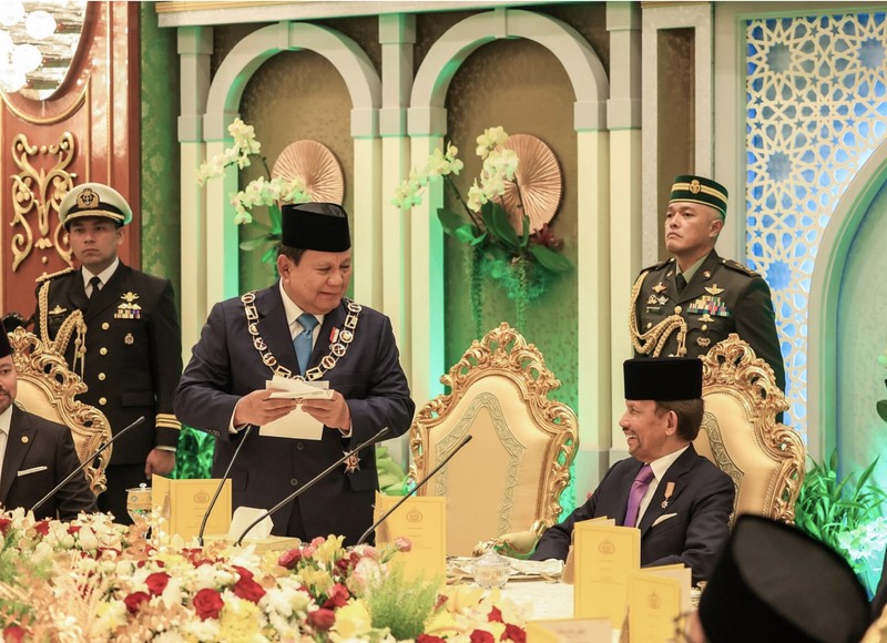 Presiden Republik Indonesia, Prabowo Subianto menerima Bintang Kebesaran Negara Brunei Darussalam Darjah Kerabat Laila Utama Yang Amat Dihormati (D.K.) yang dianugerahkan langsung oleh Yang Mulia Sultan Haji Hassanal Bolkiah Mu’izzaddin Waddaulah. (Biro Setpres RI)