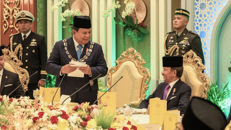 Presiden Republik Indonesia, Prabowo Subianto menerima Bintang Kebesaran Negara Brunei Darussalam Darjah Kerabat Laila Utama Yang Amat Dihormati (D.K.) yang dianugerahkan langsung oleh Yang Mulia Sultan Haji Hassanal Bolkiah Mu’izzaddin Waddaulah. (Biro Setpres RI)
