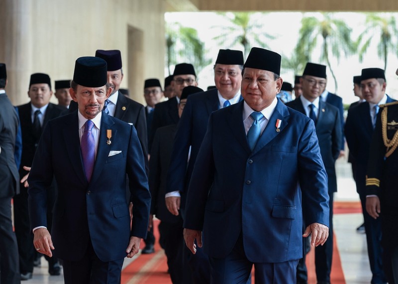 Presiden Republik Indonesia, Prabowo Subianto menerima Bintang Kebesaran Negara Brunei Darussalam Darjah Kerabat Laila Utama Yang Amat Dihormati (D.K.) yang dianugerahkan langsung oleh Yang Mulia Sultan Haji Hassanal Bolkiah Mu’izzaddin Waddaulah. (Biro Setpres RI)