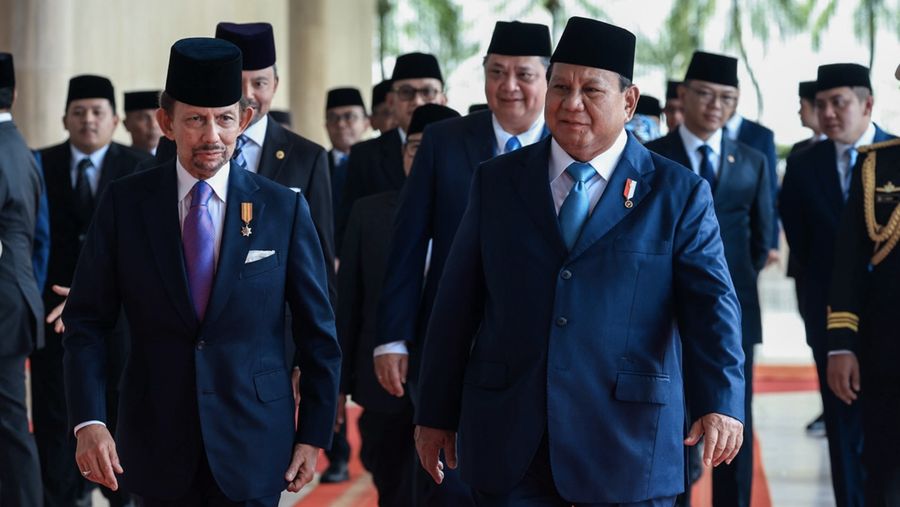 Presiden Republik Indonesia, Prabowo Subianto menerima Bintang Kebesaran Negara Brunei Darussalam Darjah Kerabat Laila Utama Yang Amat Dihormati (D.K.) yang dianugerahkan langsung oleh Yang Mulia Sultan Haji Hassanal Bolkiah Mu’izzaddin Waddaulah. (Biro Setpres RI)