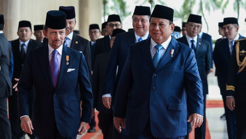 Presiden Republik Indonesia, Prabowo Subianto menerima Bintang Kebesaran Negara Brunei Darussalam Darjah Kerabat Laila Utama Yang Amat Dihormati (D.K.) yang dianugerahkan langsung oleh Yang Mulia Sultan Haji Hassanal Bolkiah Mu’izzaddin Waddaulah. (Biro Setpres RI)