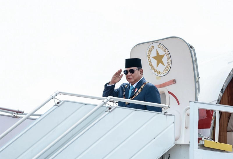 Presiden Republik Indonesia, Prabowo Subianto menerima Bintang Kebesaran Negara Brunei Darussalam Darjah Kerabat Laila Utama Yang Amat Dihormati (D.K.) yang dianugerahkan langsung oleh Yang Mulia Sultan Haji Hassanal Bolkiah Mu’izzaddin Waddaulah. (Biro Setpres RI)