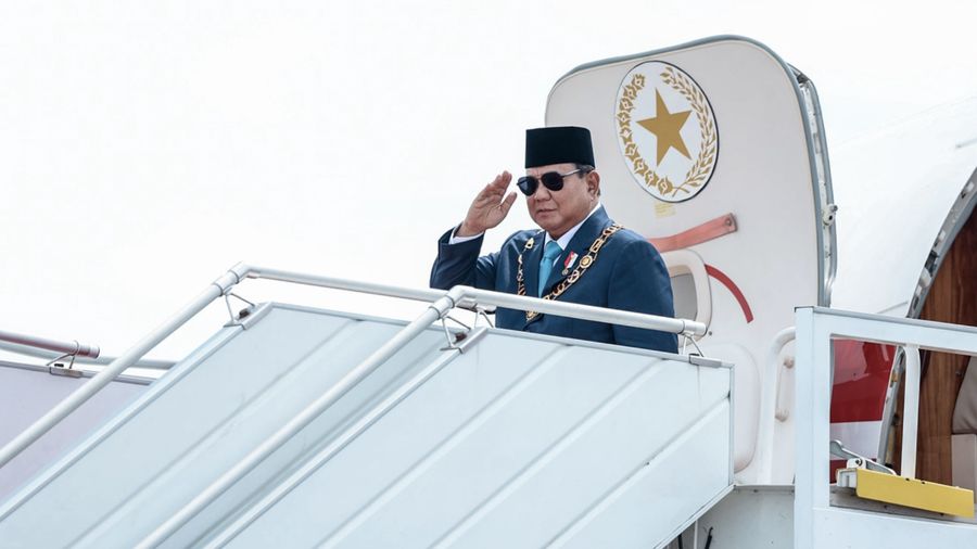 Presiden Republik Indonesia, Prabowo Subianto menerima Bintang Kebesaran Negara Brunei Darussalam Darjah Kerabat Laila Utama Yang Amat Dihormati (D.K.) yang dianugerahkan langsung oleh Yang Mulia Sultan Haji Hassanal Bolkiah Mu’izzaddin Waddaulah. (Biro Setpres RI)