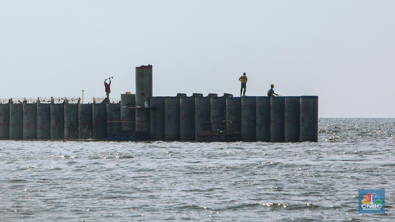 Proyek pembangunan tanggul laut atau National Capital Integrated Coastal Development (NCICD) Fase A di kawasan Ancol Barat, Jakarta Utara, Rabu (14/5/2025). (CNBC Indonesia/Faisal Rahman)