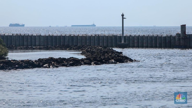 Proyek pembangunan tanggul laut atau National Capital Integrated Coastal Development (NCICD) Fase A di kawasan Ancol Barat, Jakarta Utara, Rabu (14/5/2025). (CNBC Indonesia/Faisal Rahman)