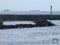 Penampakan Tanggul Laut Muncul di Ancol