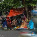 Potret Warga Negara Asing Demo di Jakarta-Dirikan Tenda, Ada Apa?