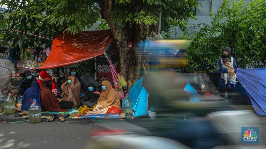 Sejumlah warga asing, pencari suaka, menggelar aksi unjuk rasa di depan kantor United Nations High Commissioner for Refugees (UNHCR), Jakarta, Rabu (15/05/2025). (CNBC Indonesia/Faisal Rahman)
