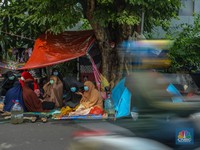 Potret Warga Negara Asing Demo di Jakarta-Dirikan Tenda, Ada Apa?