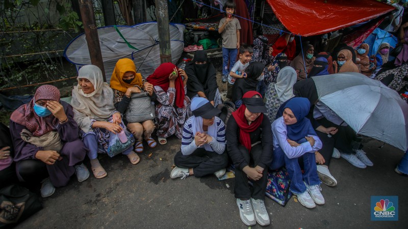 Sejumlah warga asing, pencari suaka, menggelar aksi unjuk rasa di depan kantor United Nations High Commissioner for Refugees (UNHCR), Jakarta, Rabu (15/05/2025). (CNBC Indonesia/Faisal Rahman)