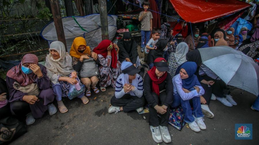 Sejumlah warga asing, pencari suaka, menggelar aksi unjuk rasa di depan kantor United Nations High Commissioner for Refugees (UNHCR), Jakarta, Rabu (15/05/2025). (CNBC Indonesia/Faisal Rahman)