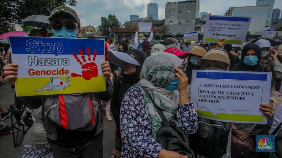 Sejumlah warga asing, pencari suaka, menggelar aksi unjuk rasa di depan kantor United Nations High Commissioner for Refugees (UNHCR), Jakarta, Rabu (15/05/2025). (CNBC Indonesia/Faisal Rahman)