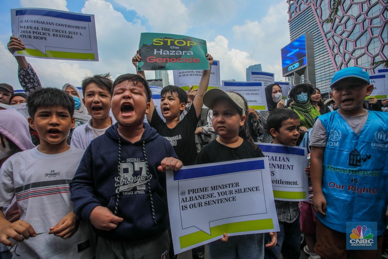 Sejumlah warga asing, pencari suaka, menggelar aksi unjuk rasa di depan kantor United Nations High Commissioner for Refugees (UNHCR), Jakarta, Rabu (15/05/2025). Sejumlah warga asing, pencari suaka, menggelar aksi unjuk rasa di depan kantor United Nations High Commissioner for Refugees (UNHCR), Jakarta, Rabu (15/05/2025). (CNBC Indonesia/Faisal Rahman)