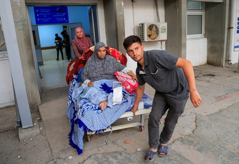 Warga Palestina memeriksa kerusakan di Rumah Sakit Eropa, yang sebagian rusak akibat serangan udara Israel, menurut Kementerian Kesehatan Gaza, di Khan Younis, di Jalur Gaza selatan, 13 Mei 2025. Warga Palestina memeriksa kerusakan di Rumah Sakit Eropa, yang sebagian rusak akibat serangan udara Israel, menurut Kementerian Kesehatan Gaza, di Khan Younis, di Jalur Gaza selatan, 13 Mei 2025. (REUTERS/Hatem Khaled)
