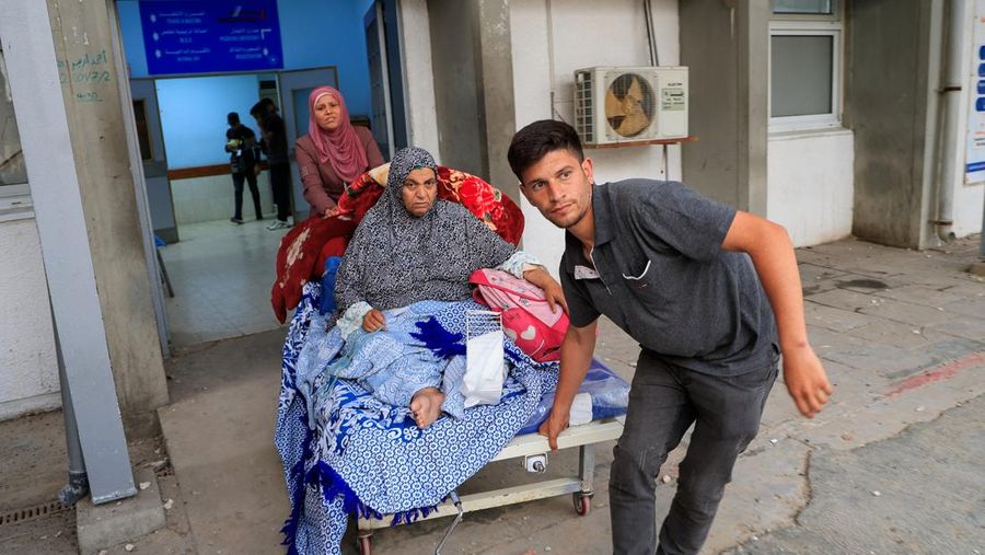 Warga Palestina memeriksa kerusakan di Rumah Sakit Eropa, yang sebagian rusak akibat serangan udara Israel, menurut Kementerian Kesehatan Gaza, di Khan Younis, di Jalur Gaza selatan, 13 Mei 2025. Warga Palestina memeriksa kerusakan di Rumah Sakit Eropa, yang sebagian rusak akibat serangan udara Israel, menurut Kementerian Kesehatan Gaza, di Khan Younis, di Jalur Gaza selatan, 13 Mei 2025. (REUTERS/Hatem Khaled)