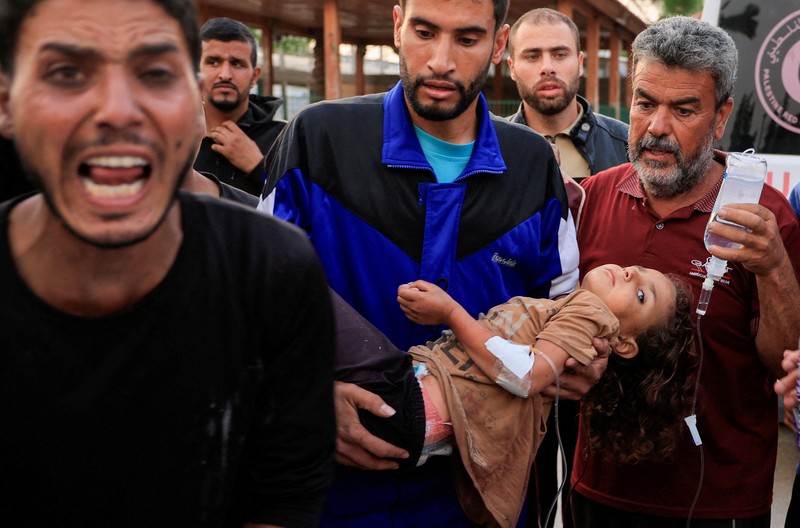 Warga Palestina memeriksa kerusakan di Rumah Sakit Eropa, yang sebagian rusak akibat serangan udara Israel, menurut Kementerian Kesehatan Gaza, di Khan Younis, di Jalur Gaza selatan, 13 Mei 2025. Warga Palestina memeriksa kerusakan di Rumah Sakit Eropa, yang sebagian rusak akibat serangan udara Israel, menurut Kementerian Kesehatan Gaza, di Khan Younis, di Jalur Gaza selatan, 13 Mei 2025. (REUTERS/Hatem Khaled)