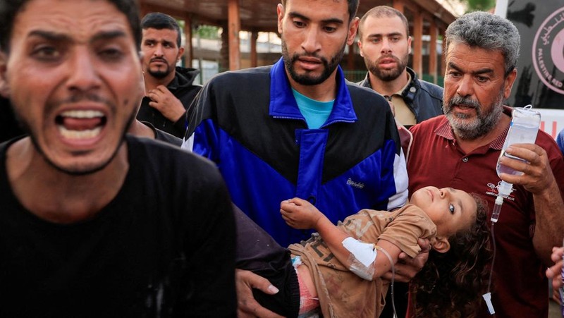 Warga Palestina memeriksa kerusakan di Rumah Sakit Eropa, yang sebagian rusak akibat serangan udara Israel, menurut Kementerian Kesehatan Gaza, di Khan Younis, di Jalur Gaza selatan, 13 Mei 2025. (REUTERS/Hatem Khaled)
