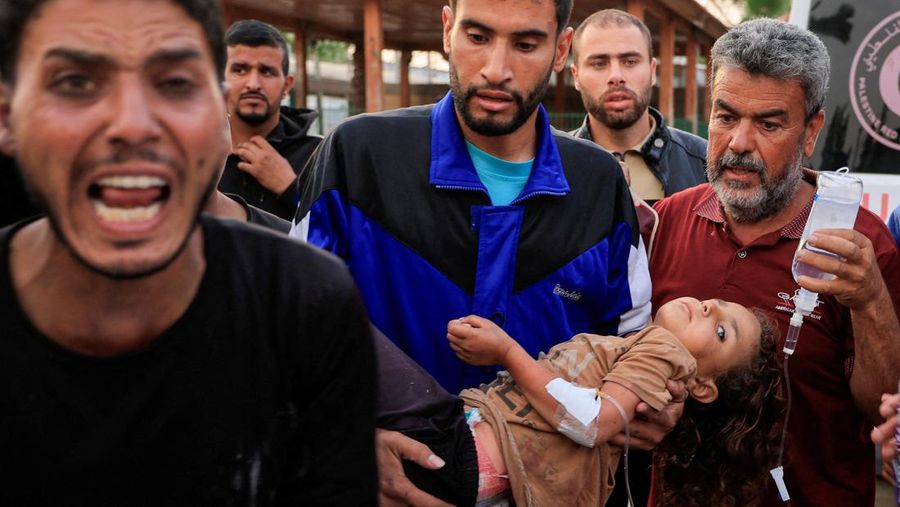 Warga Palestina memeriksa kerusakan di Rumah Sakit Eropa, yang sebagian rusak akibat serangan udara Israel, menurut Kementerian Kesehatan Gaza, di Khan Younis, di Jalur Gaza selatan, 13 Mei 2025. Warga Palestina memeriksa kerusakan di Rumah Sakit Eropa, yang sebagian rusak akibat serangan udara Israel, menurut Kementerian Kesehatan Gaza, di Khan Younis, di Jalur Gaza selatan, 13 Mei 2025. (REUTERS/Hatem Khaled)