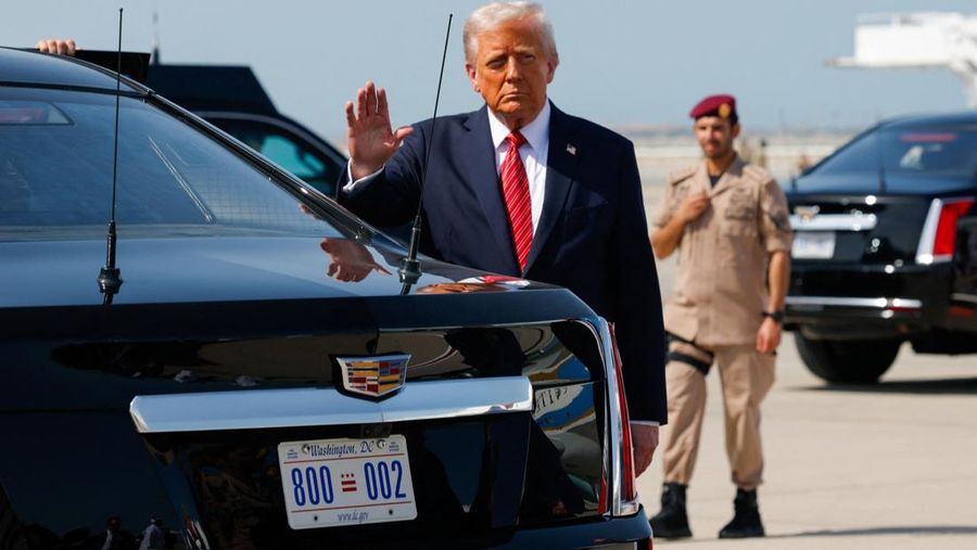 Presiden AS Donald Trump melambaikan tangan saat tiba di Bandara Internasional Hamad, di Doha, Qatar, 14 Mei 2025. REUTERS/Brian Snyder