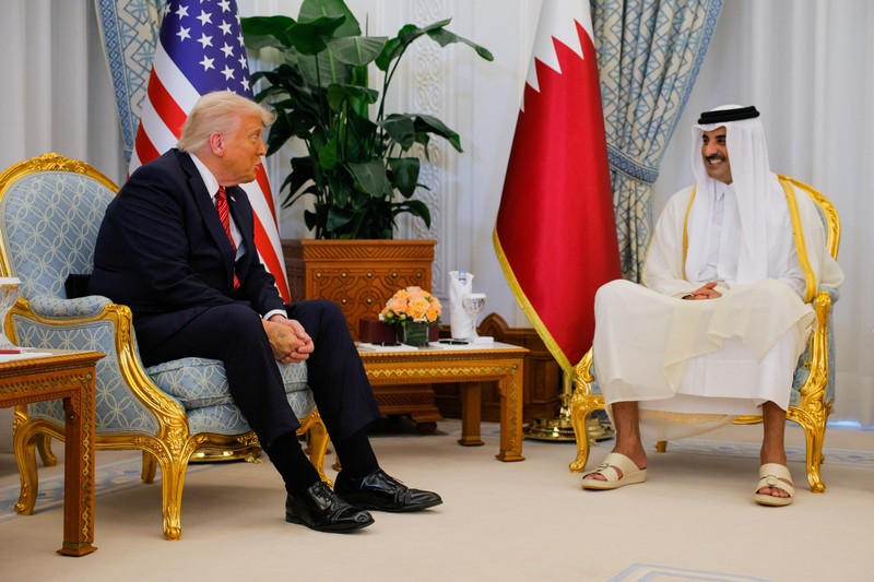 Presiden AS Donald Trump berjalan bersama Emir Qatar Tamim bin Hamad Al Thani saat tiba di Bandara Internasional Hamad, di Doha, Qatar, 14 Mei 2025. REUTERS/Brian Snyder