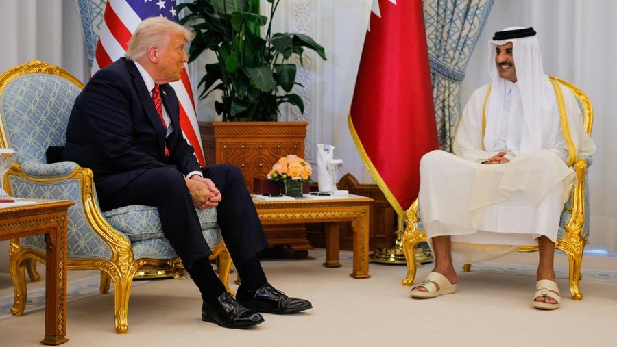 Presiden AS Donald Trump berjalan bersama Emir Qatar Tamim bin Hamad Al Thani saat tiba di Bandara Internasional Hamad, di Doha, Qatar, 14 Mei 2025. REUTERS/Brian Snyder