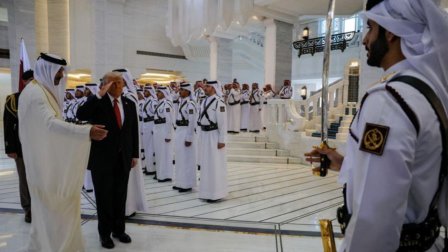 Presiden AS Donald Trump berjalan bersama Emir Qatar Tamim bin Hamad Al Thani saat tiba di Bandara Internasional Hamad, di Doha, Qatar, 14 Mei 2025. REUTERS/Brian Snyder