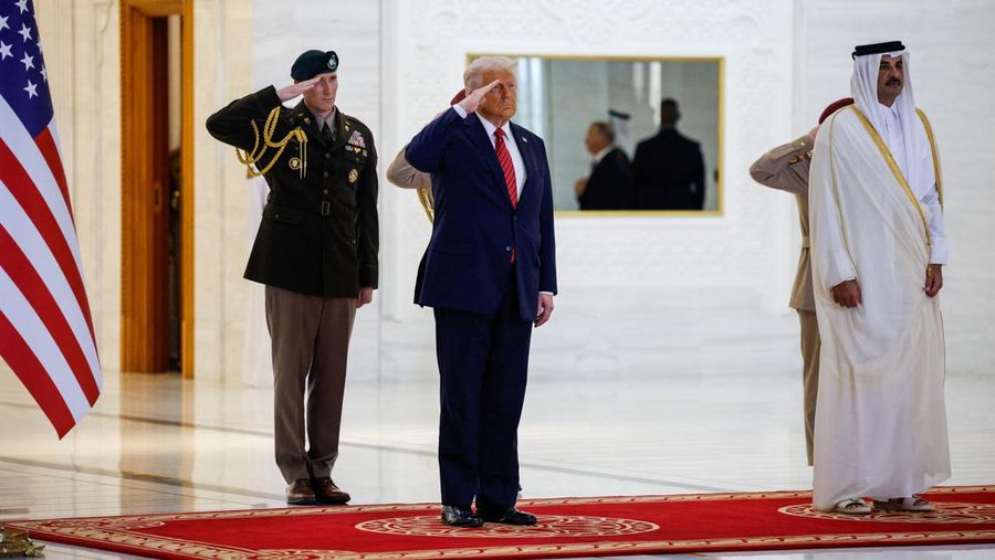 Presiden AS Donald Trump berjalan bersama Emir Qatar Tamim bin Hamad Al Thani saat tiba di Bandara Internasional Hamad, di Doha, Qatar, 14 Mei 2025. REUTERS/Brian Snyder
